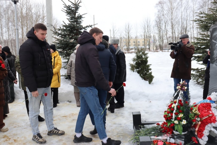 Митинг у монумента «Землякам участвовавшим в локальных войнах»