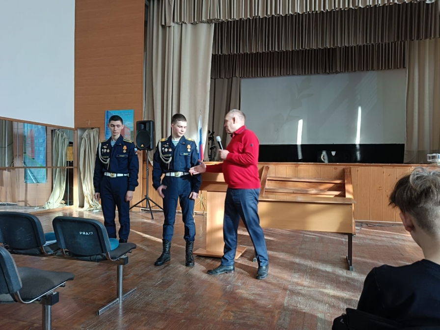 Сегодня в колледже курсанты Рязанского гвардейского высшего воздушно- десантного училища имени генерала армии В. Ф. Маргелова Бурнусуз П. и Шепелев Т. провели урок Мужества для студентов