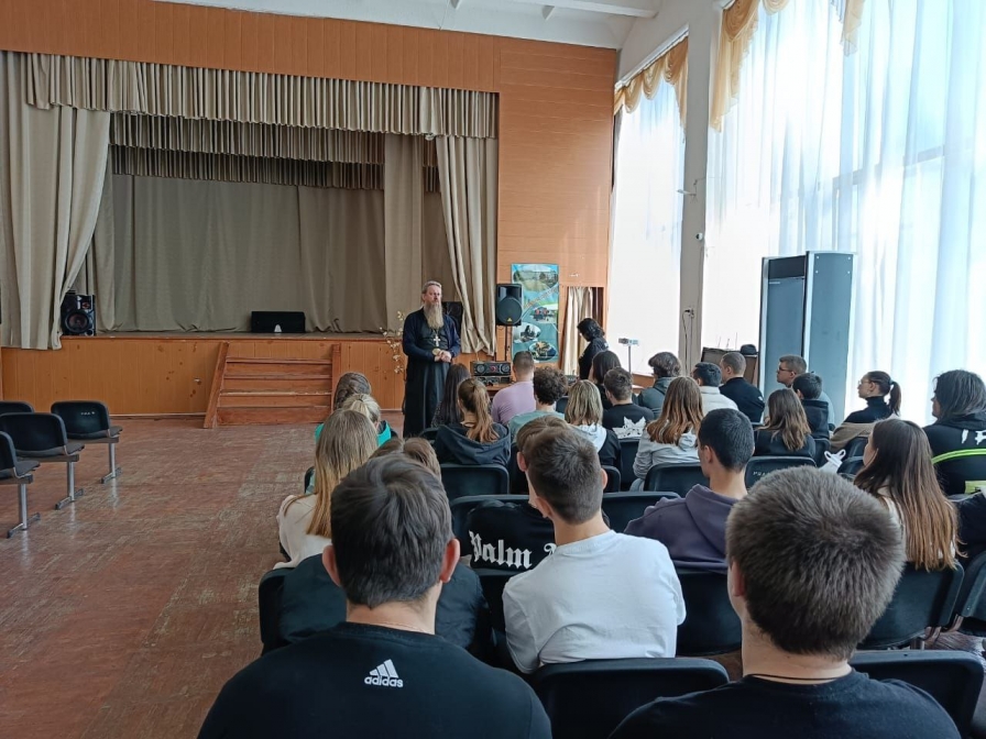 Сегодня в Ряжском колледже перед студентами выпускных курсов выступил Заведующий кафедрой теологии – Степанов Игорь Ильич