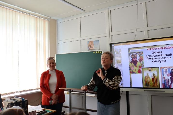 Куратор Смирнова О.В. совместно с главным библиотекарем районной библиотеки г.Кораблино Ашаковой Е.А. провели классный час на тему: «День славянской письменности и культуры»