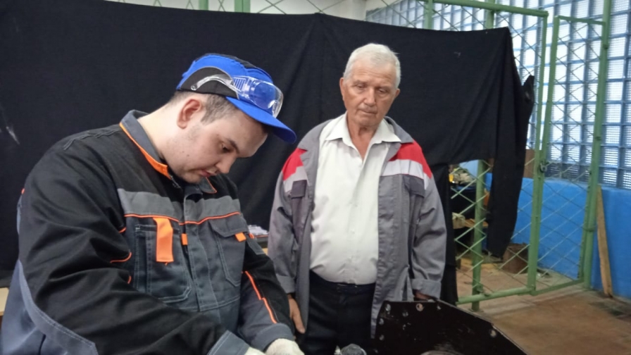Сегодня второй день сдачи демонстрационного экзамена студентами группы 4207, ребята выполняли модули на двигателях и автомобилях