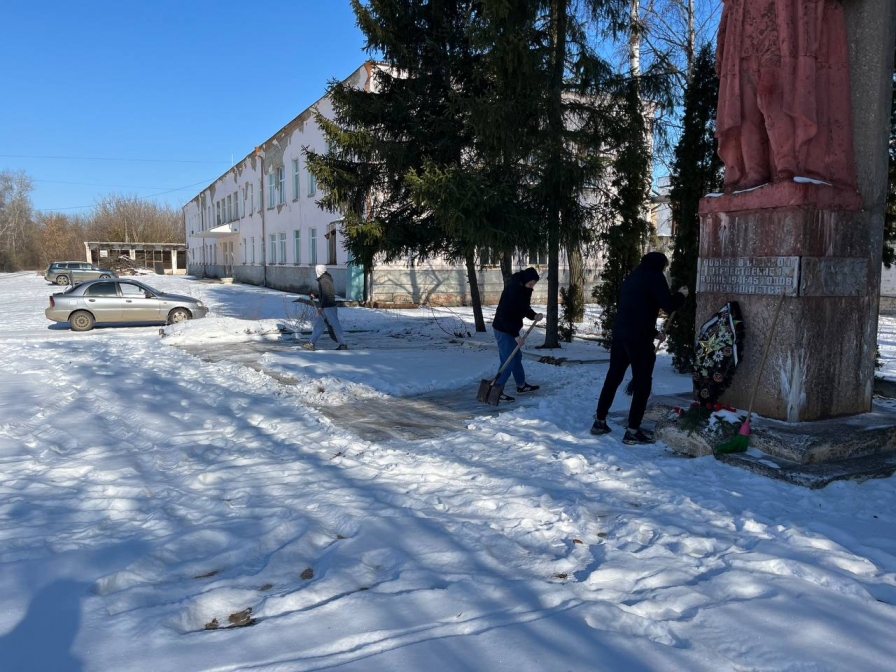 Нашим волонтерам – студентам пришлось два раза на прошлой неделе очищать территорию памятника «Слава советскому народу – победителю!»