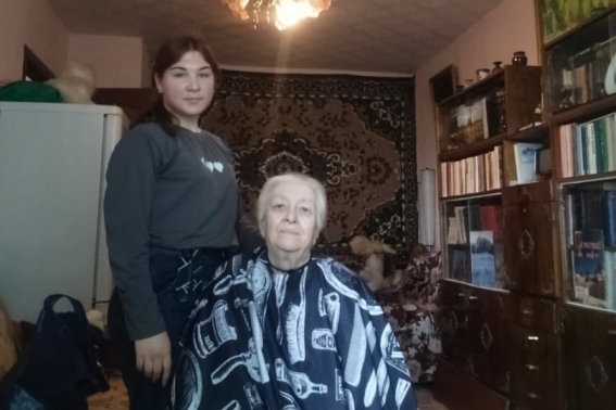 Наши студенты-волонтеры продолжают оказывать помощь пожилым людям